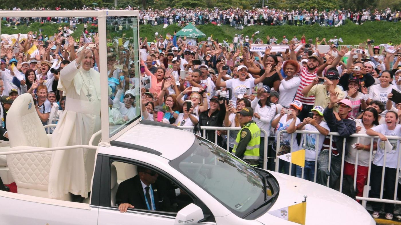Colombia, Papa si fa male sulla papamobile: curato dallo staff