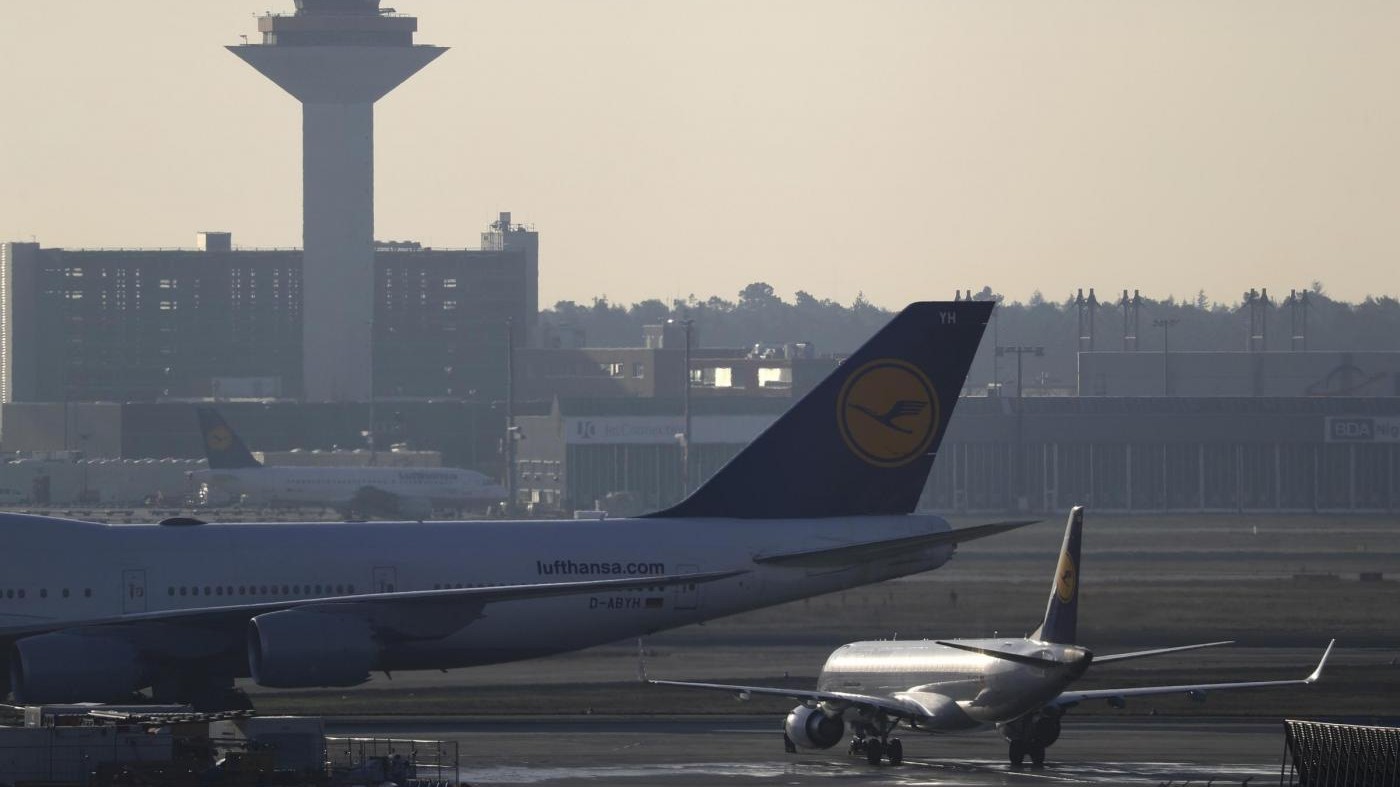 Germania, attacco con gas in aeroporto Francoforte: 6 feriti