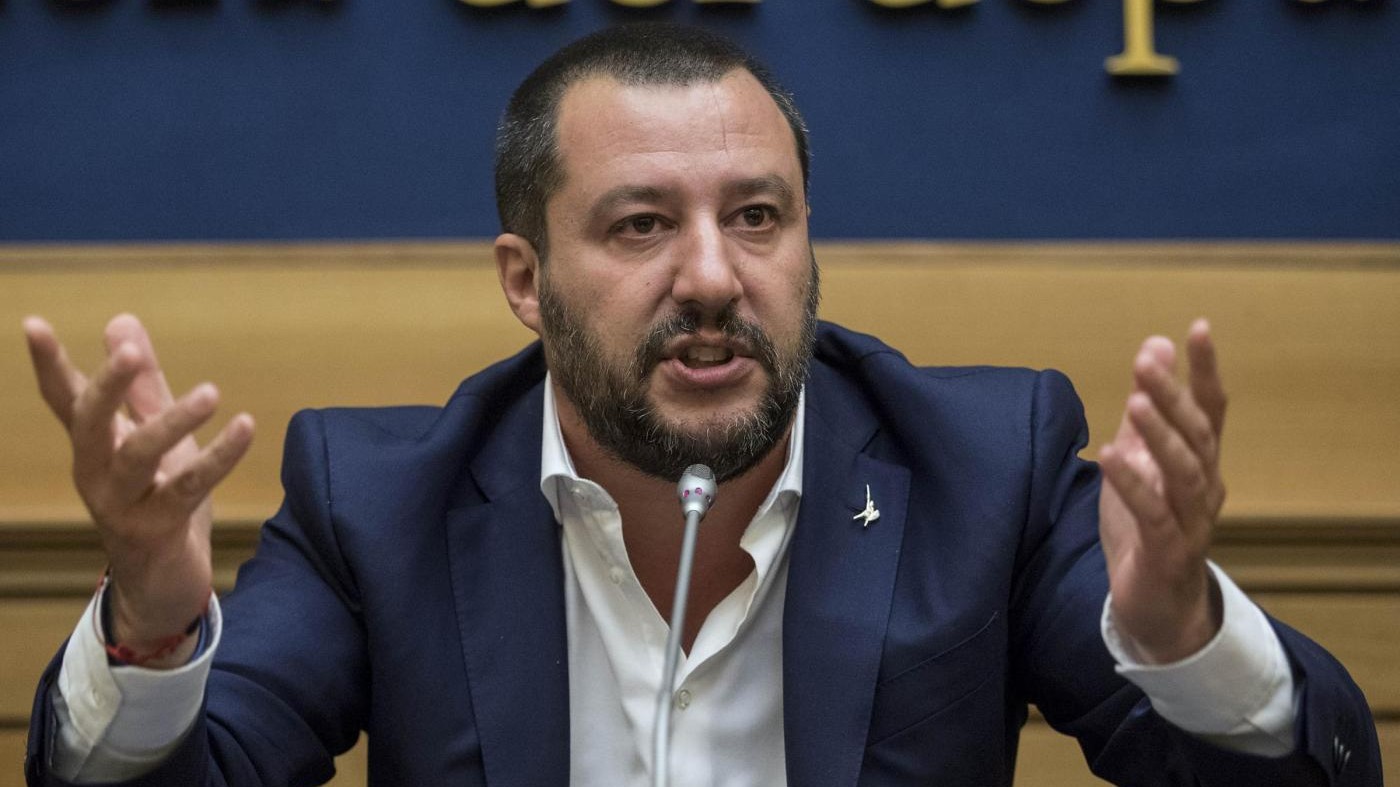 Lega, Salvini: “Pm ci bloccano i conti, vogliono farci fuori”. E Renzi attacca