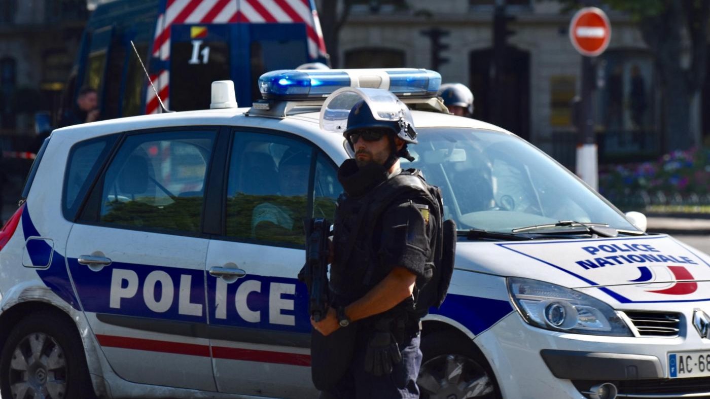 Francia, uomo armato di coltello aggredisce militare a Parigi: arrestato