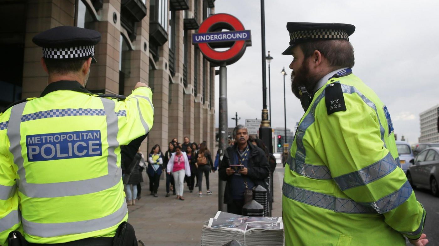 Londra, la polizia arresta un 18enne a Dover per l’attacco alla metro. L’Isis rivendica