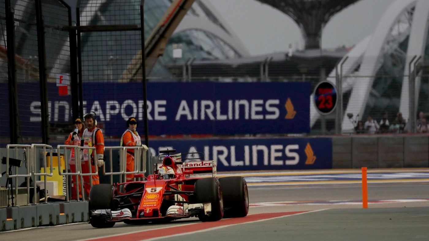 Gp Singapore, Vettel ottiene la pole position: Hamilton quinto