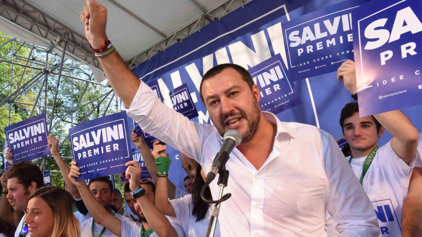 Lega a Pontida, Salvini: “Con noi mano libera a polizia”. Bossi lo attacca: “Conta balle”