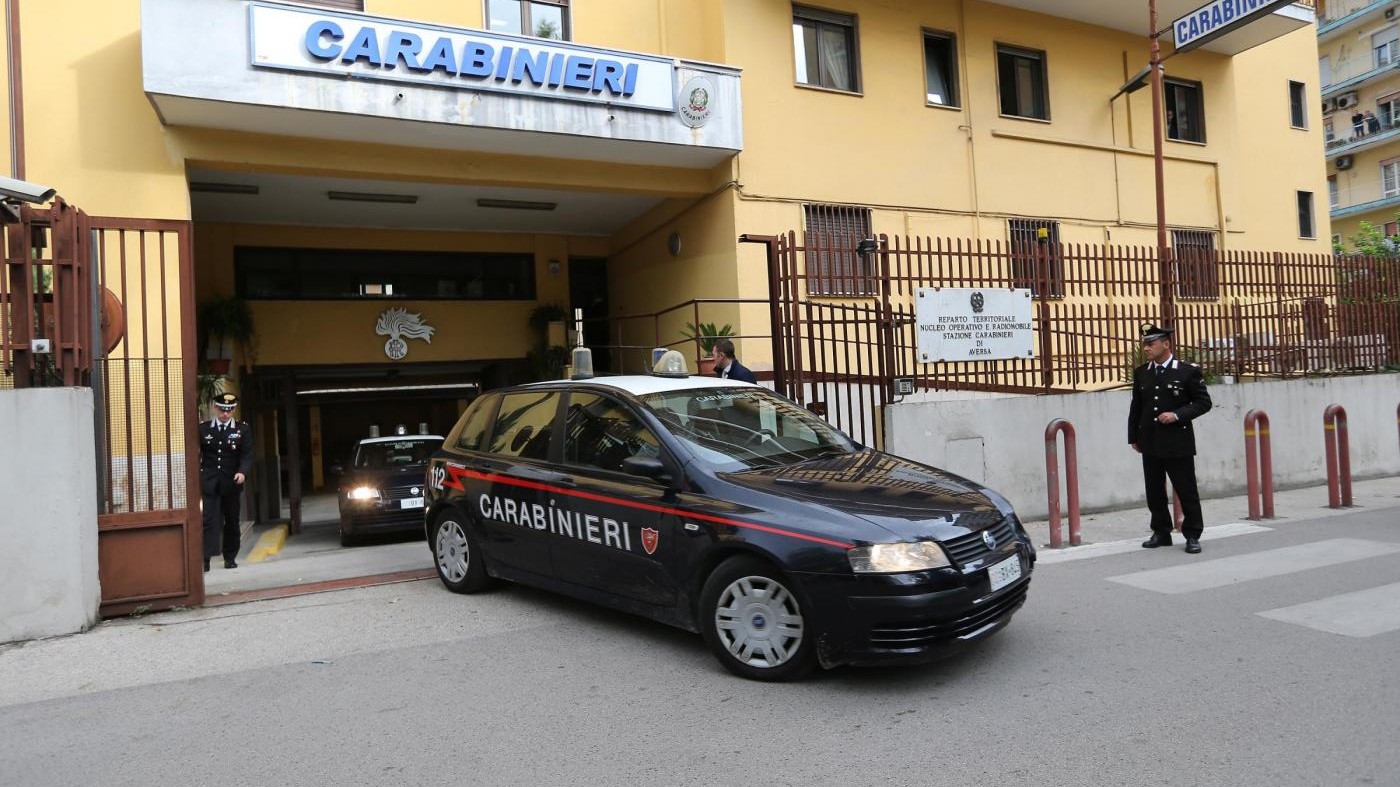 Lascia figlio di 3 anni in auto per giocare alle slot: arrestato
