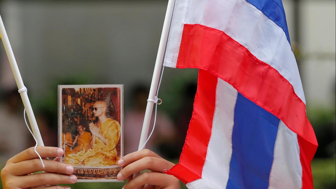 Thailandia, due italiani strappano la bandiera: rischiano 2 anni carcere