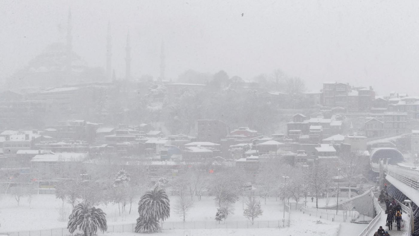 Neve copre Istanbul: voli cancellati, molti italiani bloccati