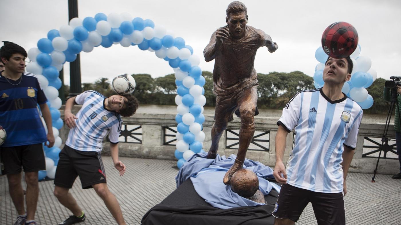 Vandali deturpano la statua di Messi a Buenos Aires