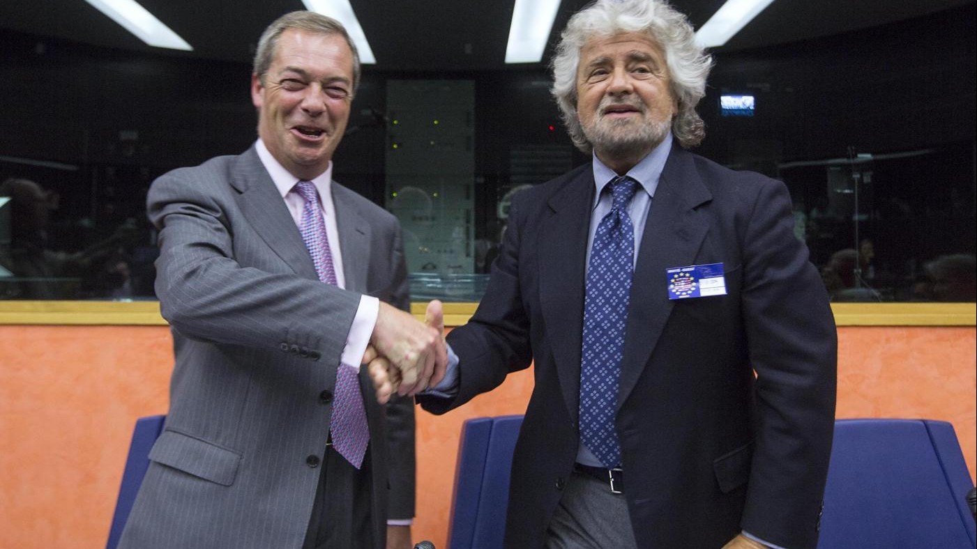 Ue, il M5S fa dietrofront e torna con gli euroscettici di Farage