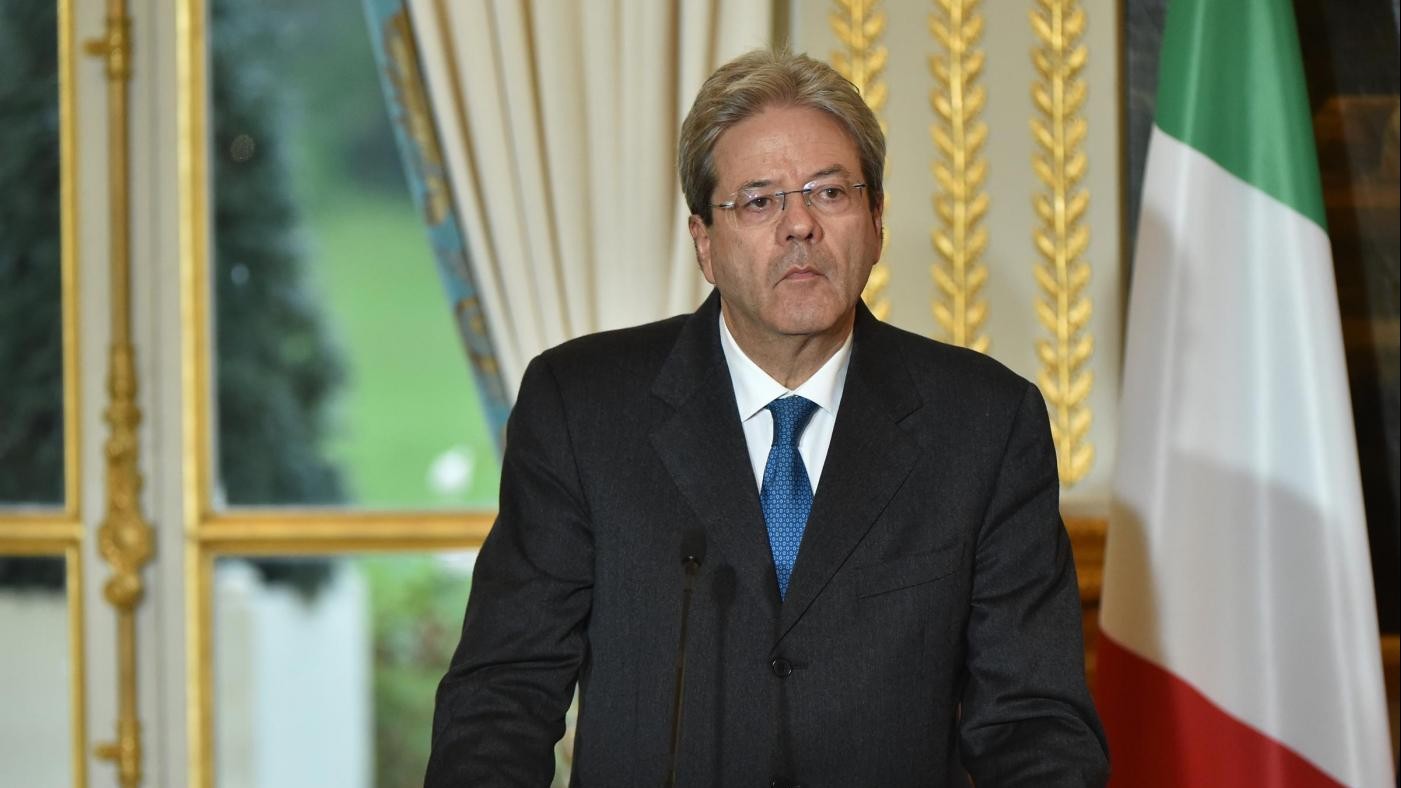 ‘Per lui la barella c’è?’: insulti sui social a Gentiloni dopo il malore