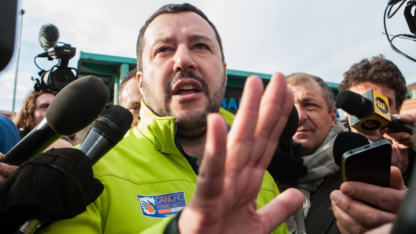 Salvini: Migranti vanno scaricati su spiagge con sacchetto di noccioline