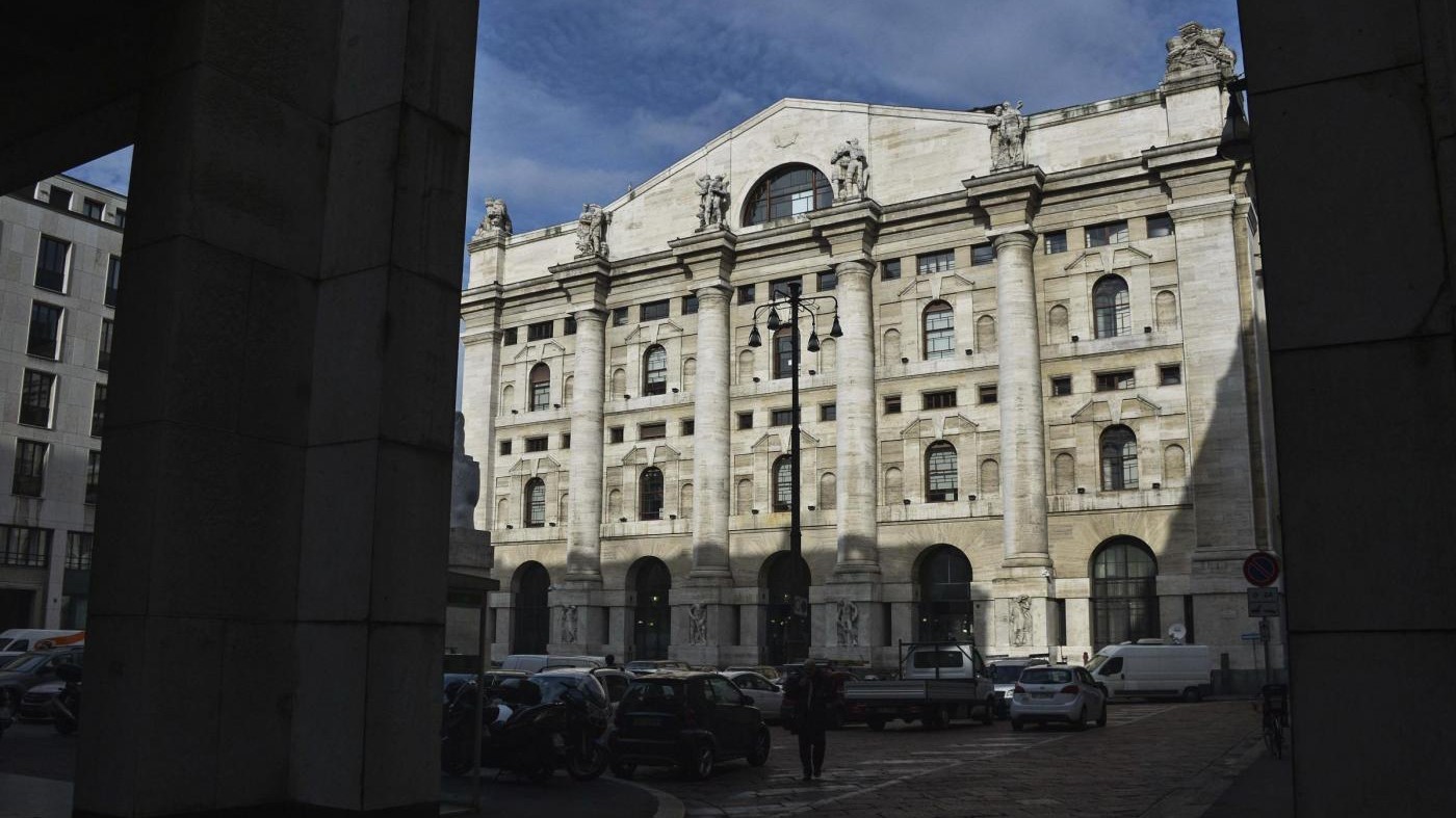 Piazza Affari chiude in rialzo, bene banche e rimbalzo Fca
