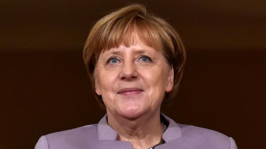Fece selfie con Merkel: rifugiato siriano fa causa a Facebook