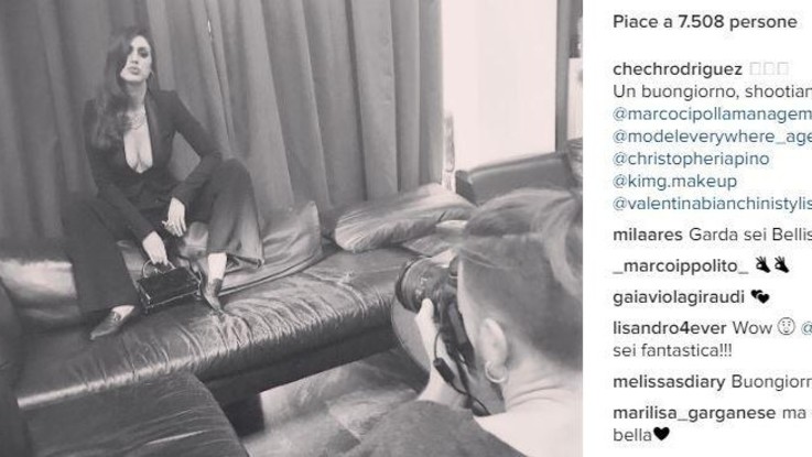 Cecilia Rodriguez e lo shooting 'da urlo': sotto la giacca niente reggiseno