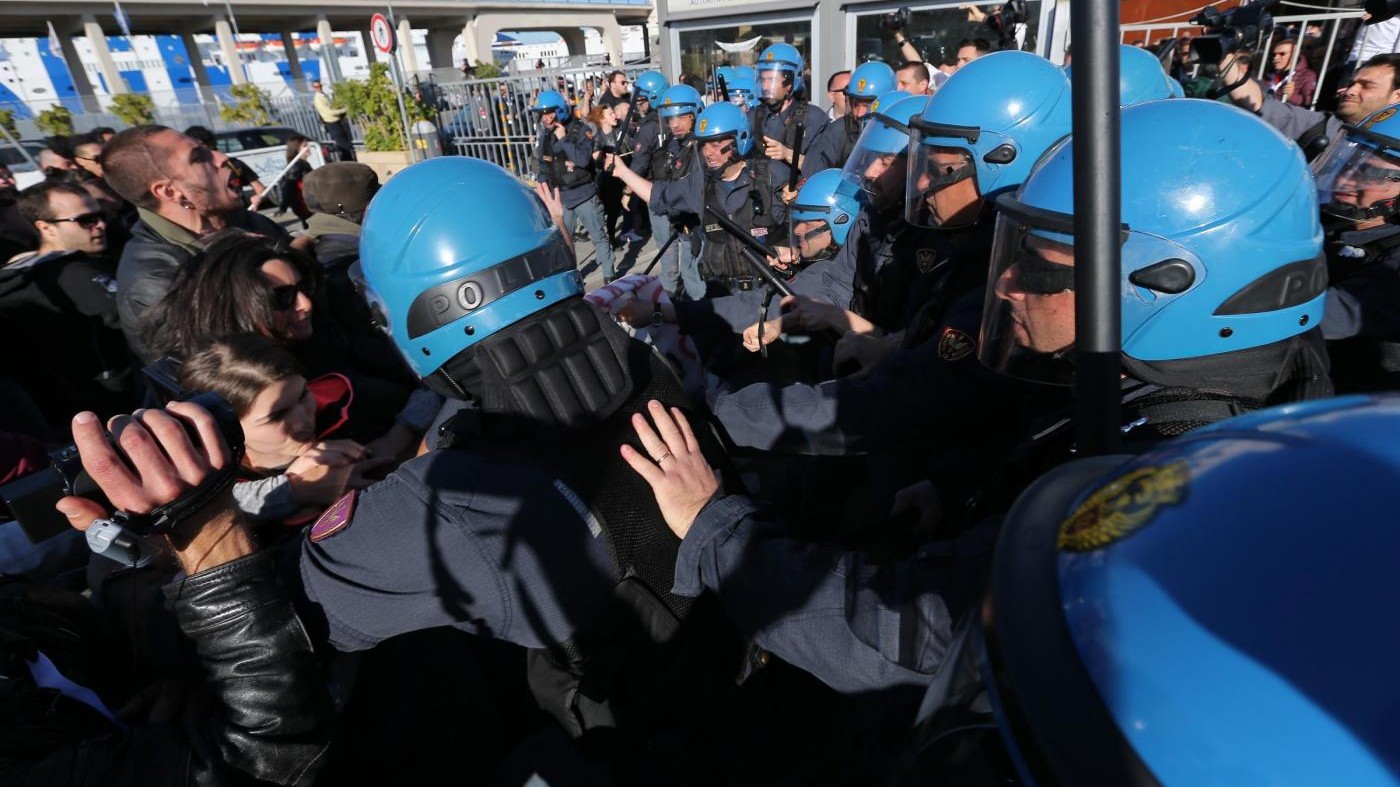 Firenze, protesta dei migranti davanti alla prefettura