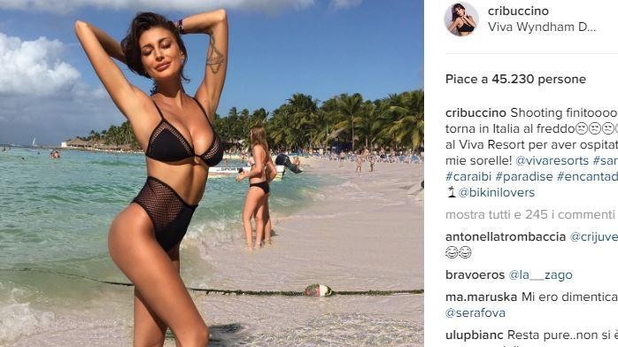 Cristina Buccino ‘incendia’ i Caraibi: super sexy in bikini