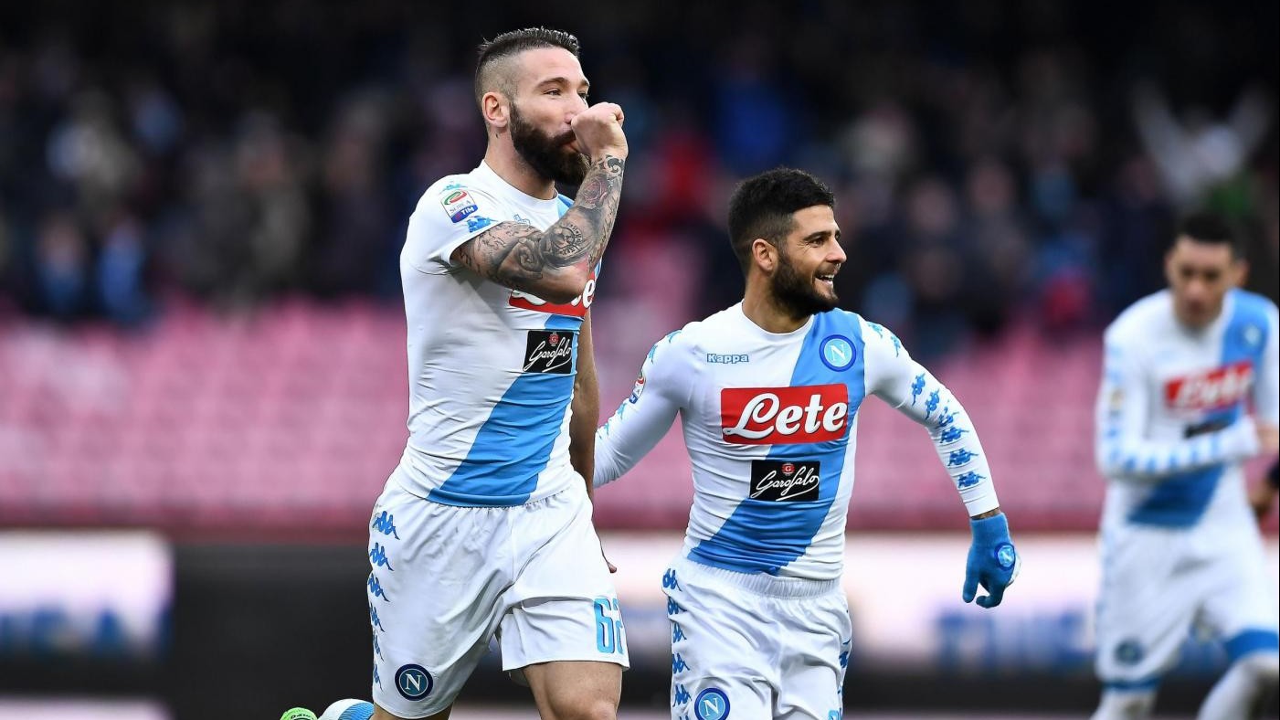 Serie A, Tonelli-Hamsik in 5′ e Mertens: Napoli doma Pescara 3-1