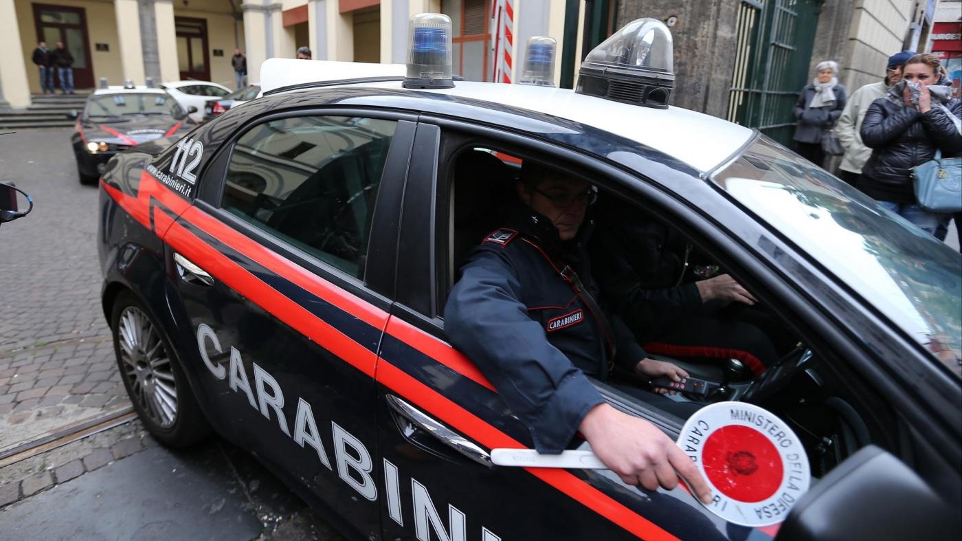 Napoli, 45 arresti per spaccio: bimbi usati per confezionare