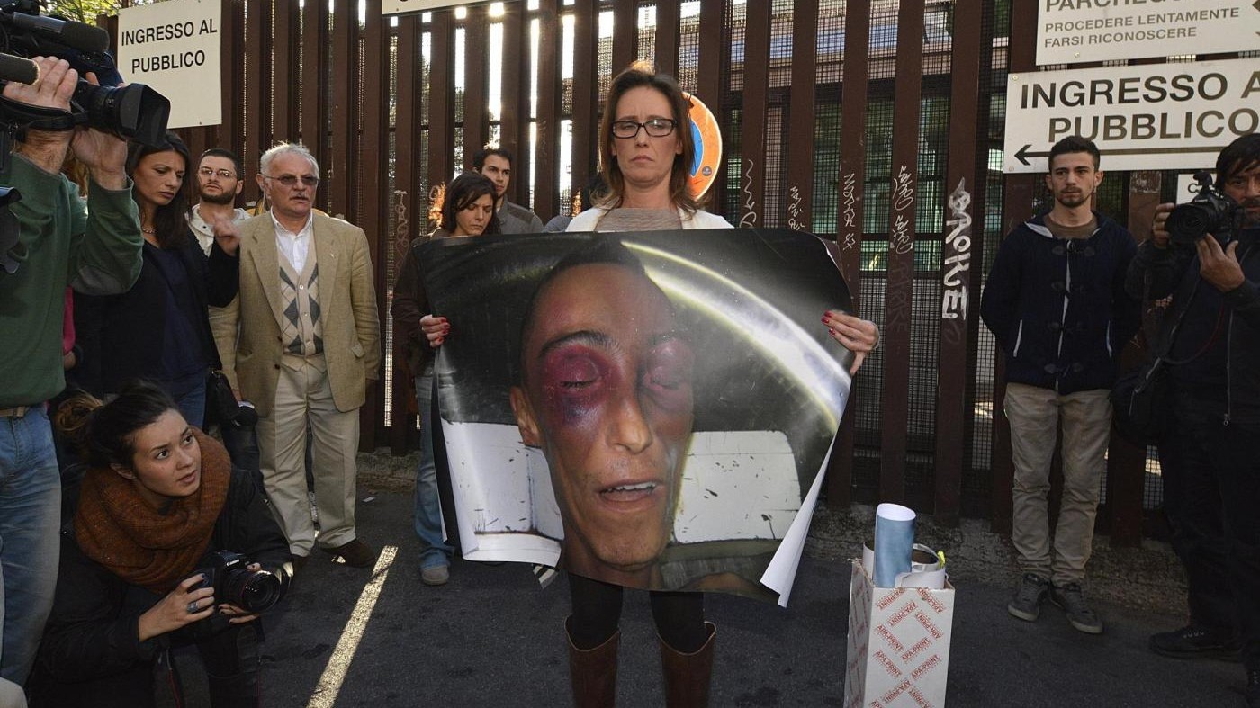 Cucchi, pm: Ucciso da schiaffi, pugni e calci e omissioni medici