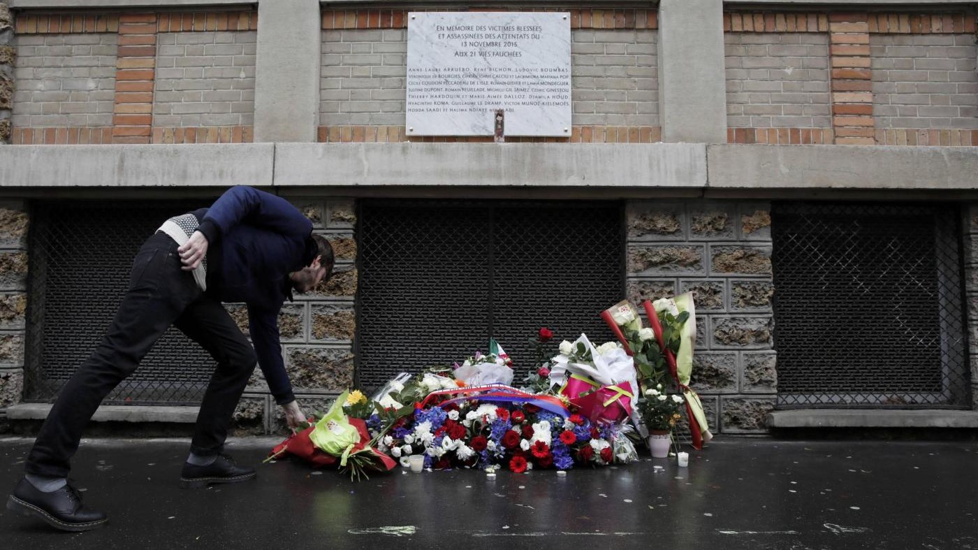 FOTO Parigi un anno dopo ricorda le stragi terroristiche