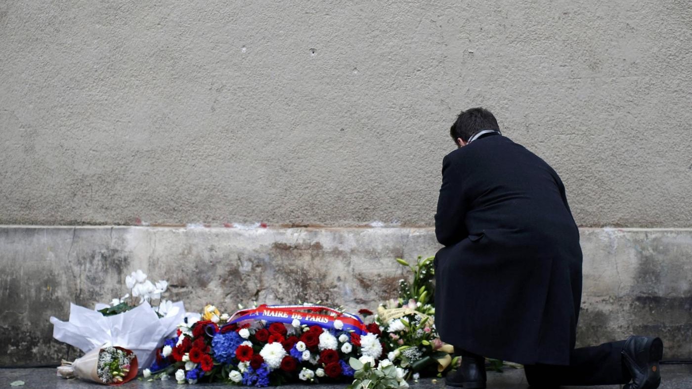 FOTO Parigi un anno dopo ricorda le stragi terroristiche