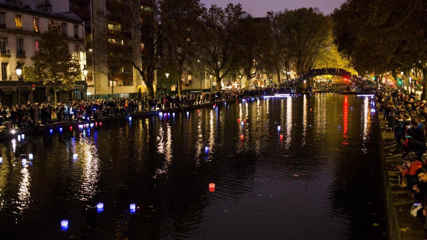 FOTO Parigi, lanterne per ricordare le vittime della strage