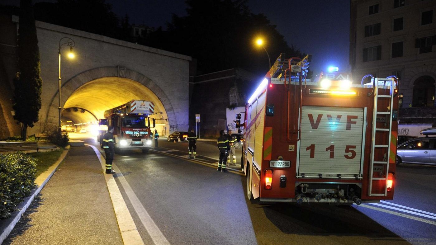 Roma, fiamme in palazzo: 7 intossicati, in ospedale una 14enne
