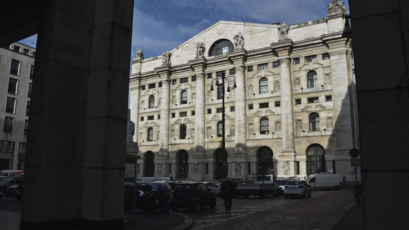 Borsa, Piazza Affari chiude poco mossa: banche contrastate