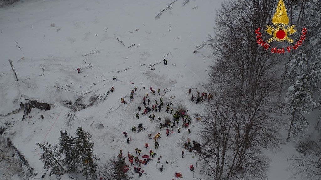 Hotel Rigopiano, abbraccio soccorritori-sopravvissuti: ha vinto la speranza