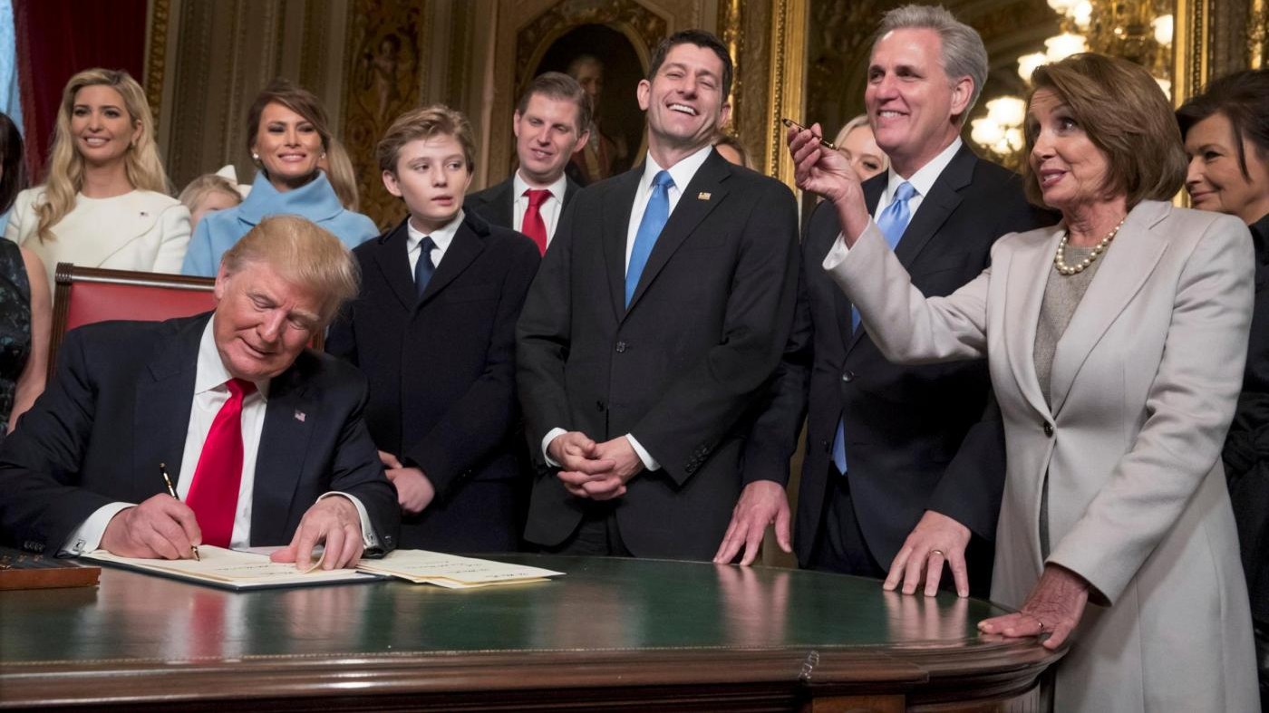 Trump nello Studio Ovale firma decreto per congelare Obamacare