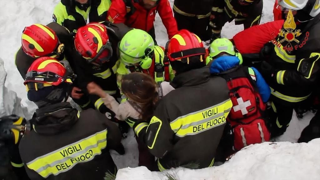 Rigopiano, ancora 23 dispersi. Soccorsi in condizioni estreme