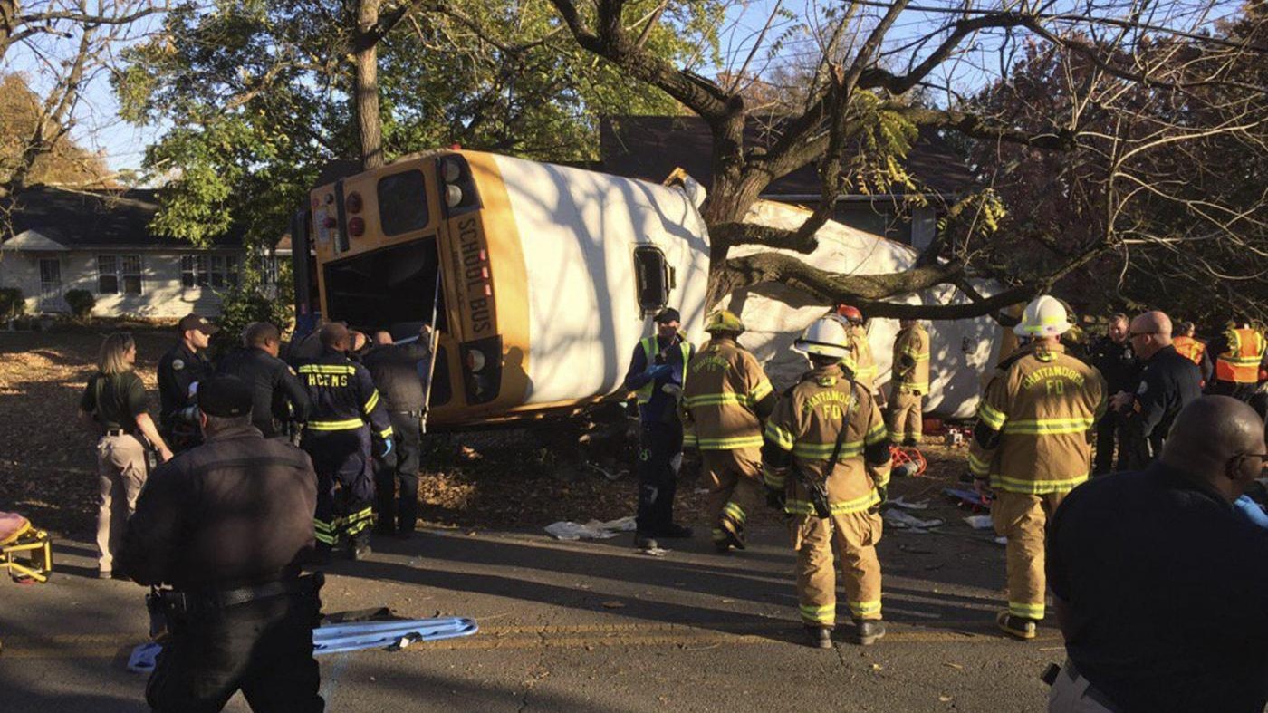 FOTO Tennessee, i soccorsi dopo l’incidente dello scuolabus