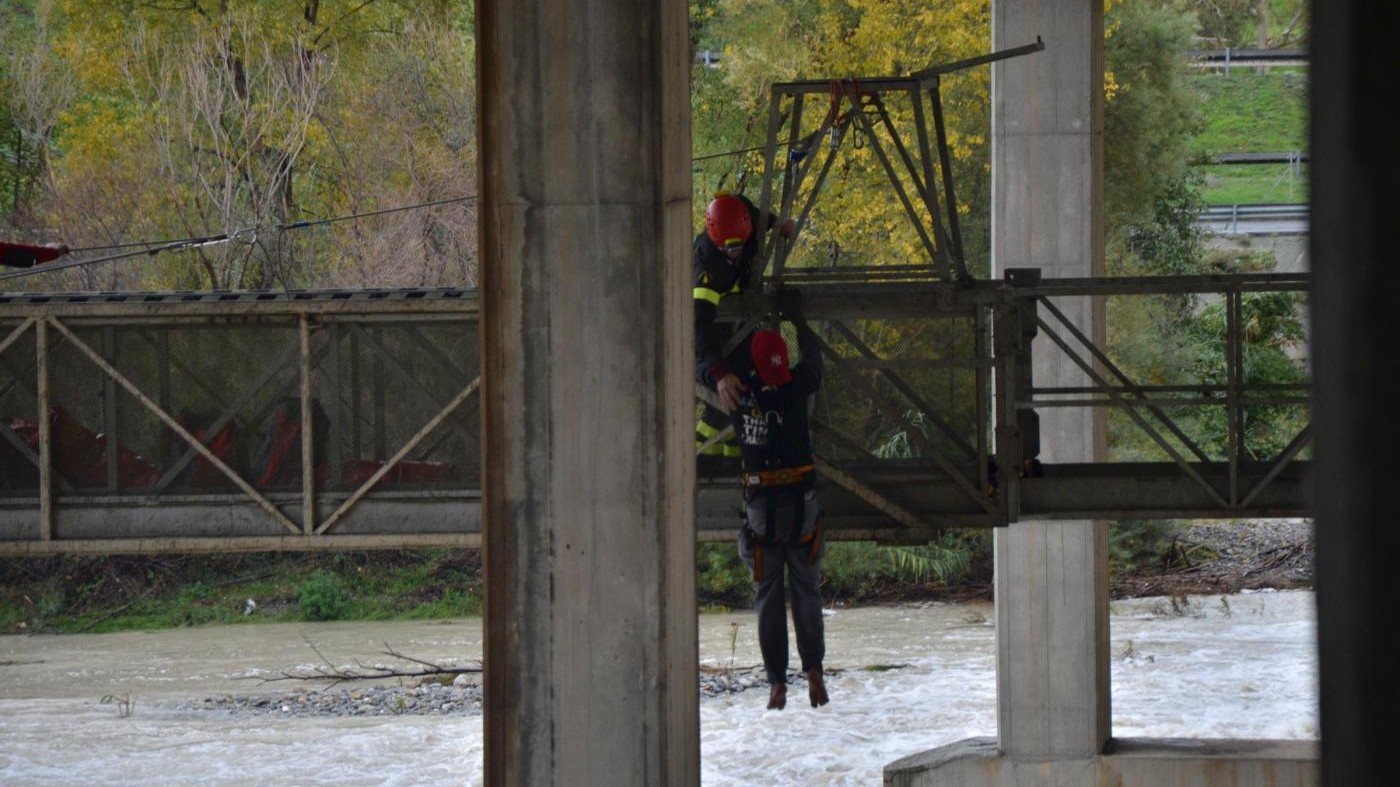 FOTO Ventimiglia, soccorso migrante disperso nel fiume