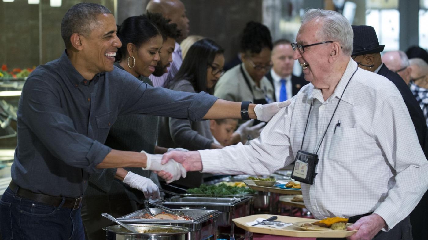 FOTO Thanksgiving, Obama grazia il tacchino e serve la cena con Michelle