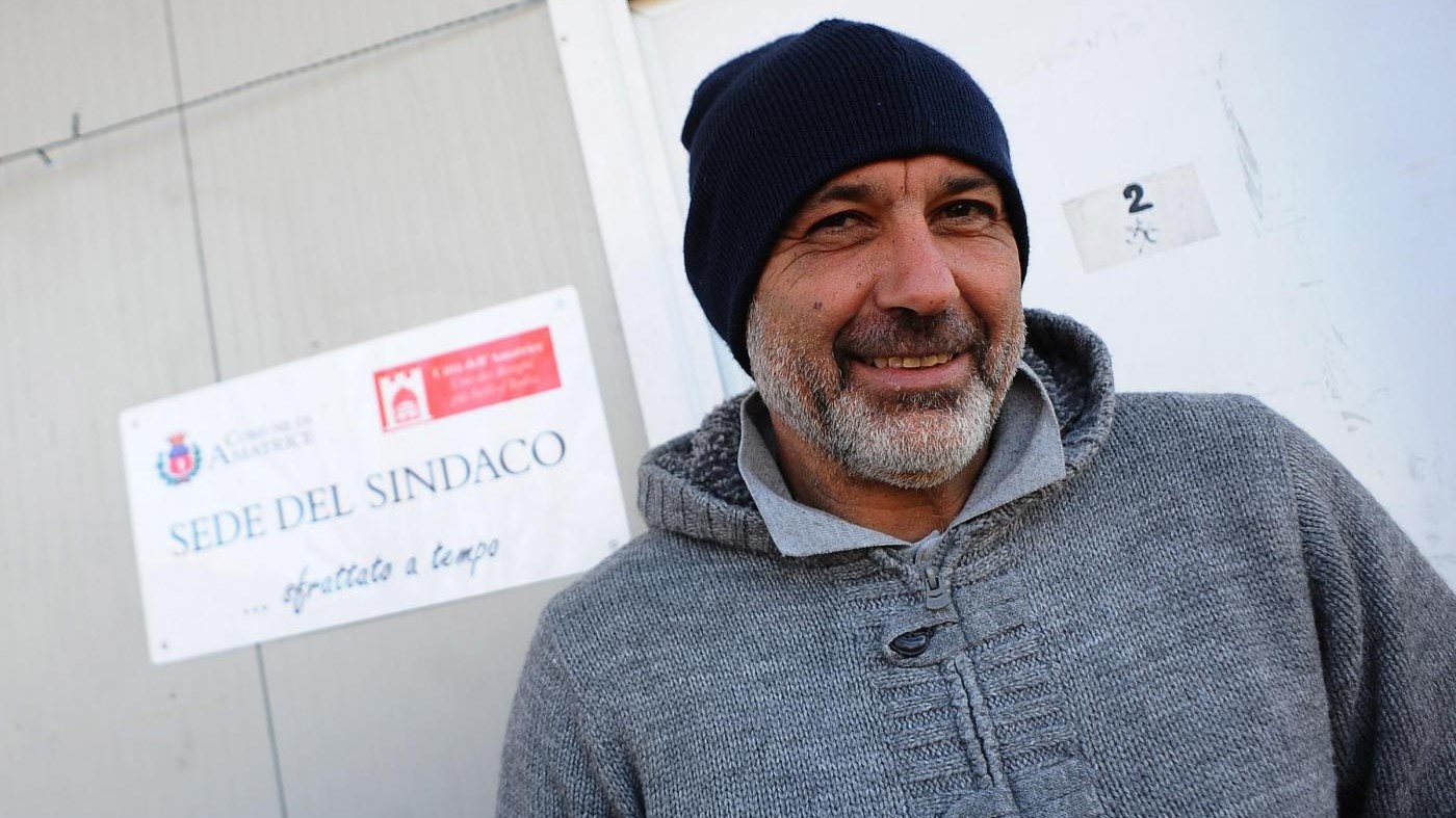 Rigopiano, la lezione di satira del sindaco Pirozzi a Charlie Hebdo