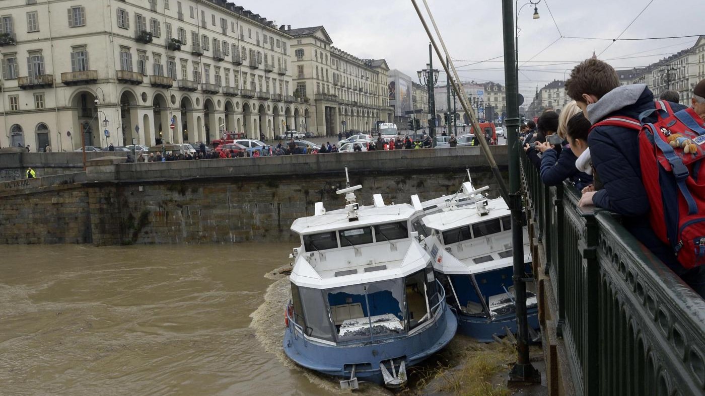 FOTO Maltempo, a Torino battelli contro il ponte sul Po