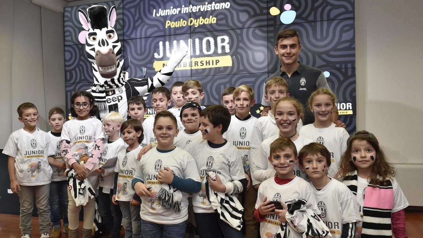FOTO Juve, i giovani tifosi intervistano Dybala