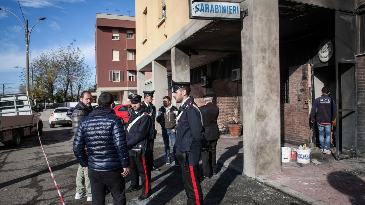 FOTO Bologna, attentato a caserma dei Carabinieri