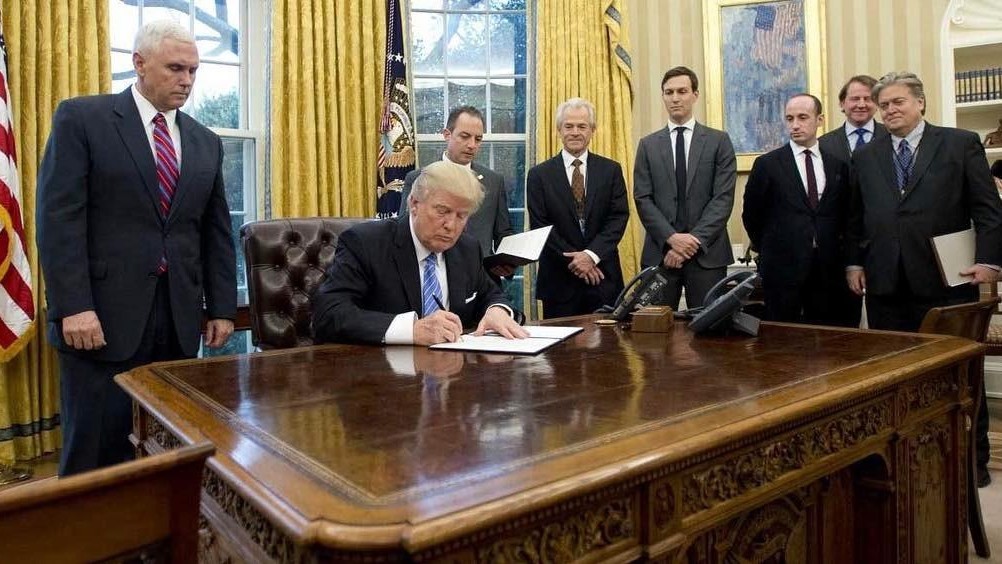 Stop fondi aborto, Trump firma circondato da uomini: è polemica