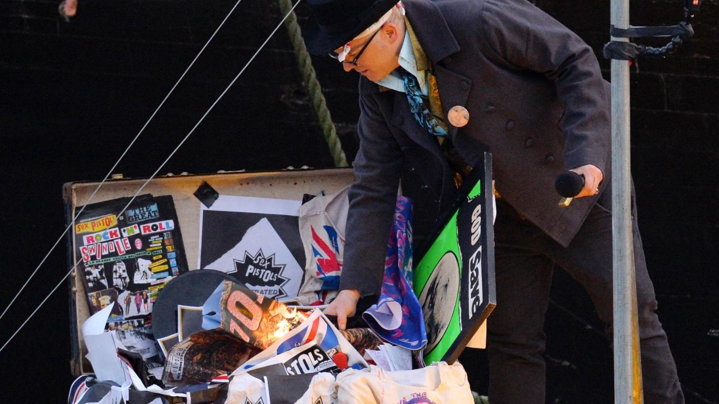 FOTO Al rogo i cimeli dei Sex Pistols: ‘colpa’ del figlio del manager