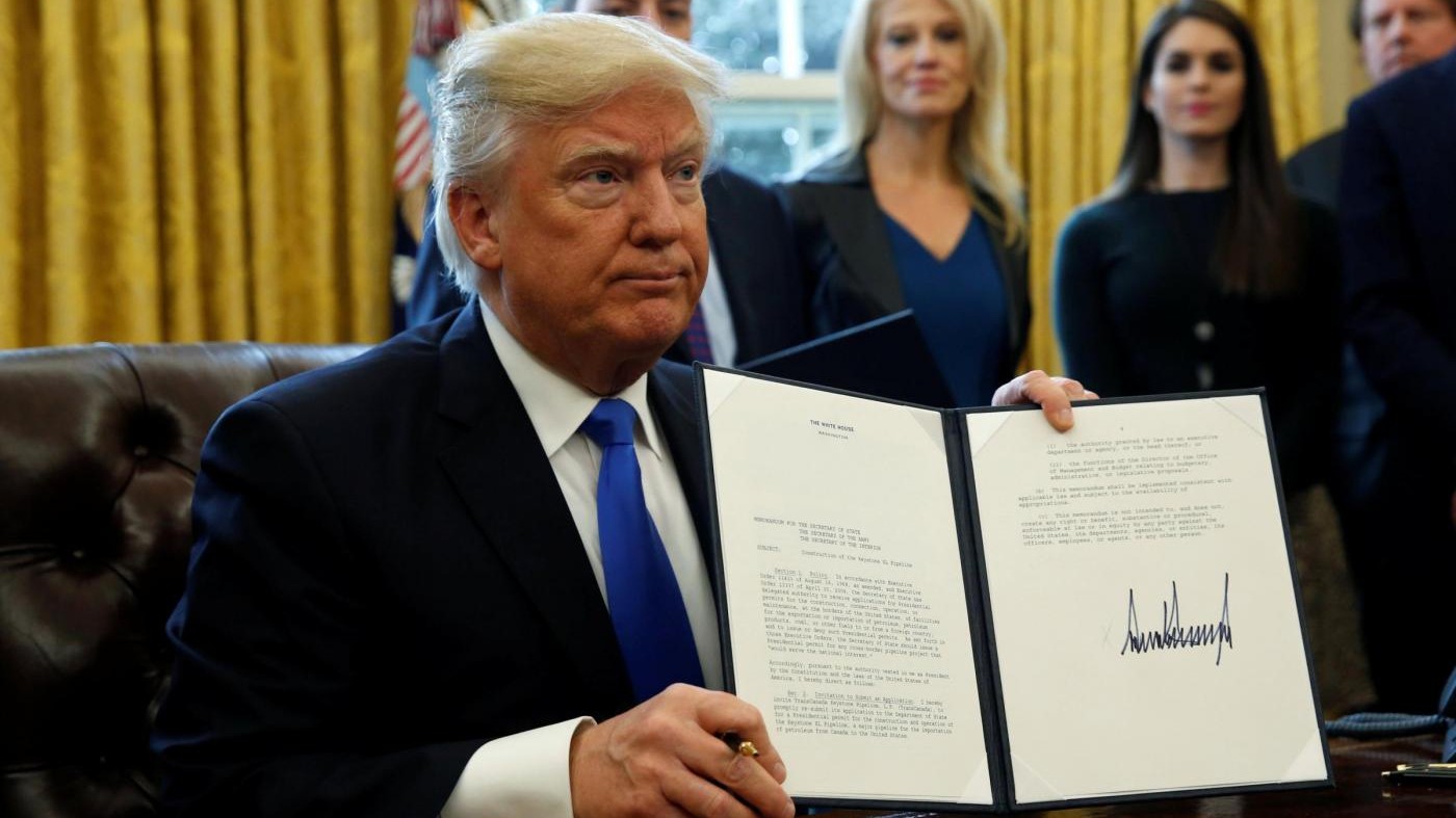 Trump firma ordine esecutivo per finanziare muro col Messico