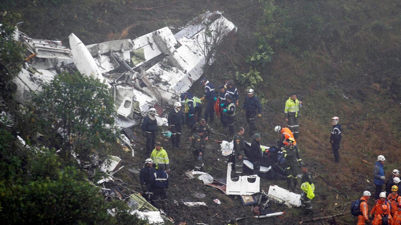 FOTO Colombia, i soccorsi tra i resti dell’aereo precipitato