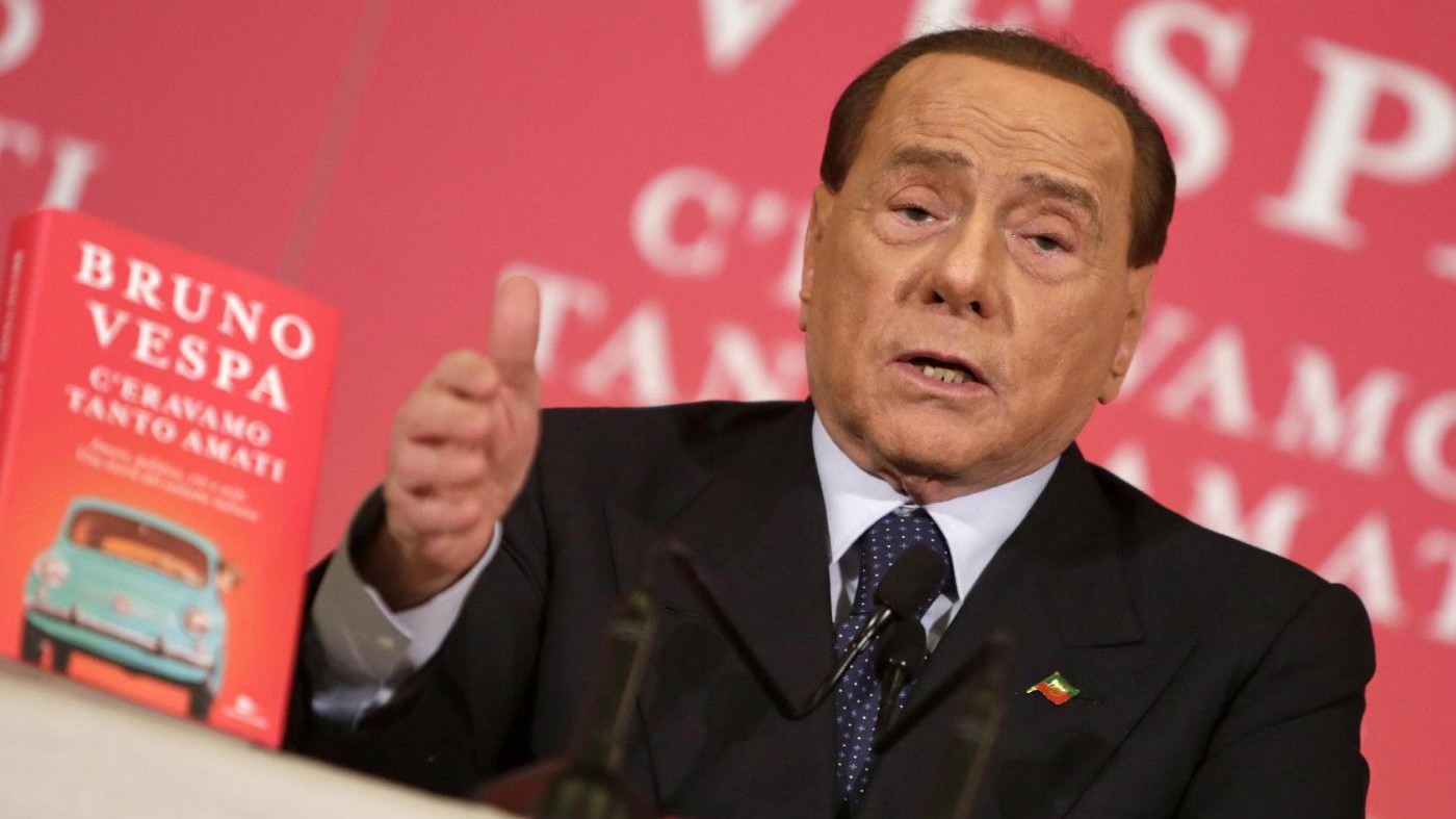 Berlusconi indagato: Avrebbe continuato a pagare ragazze