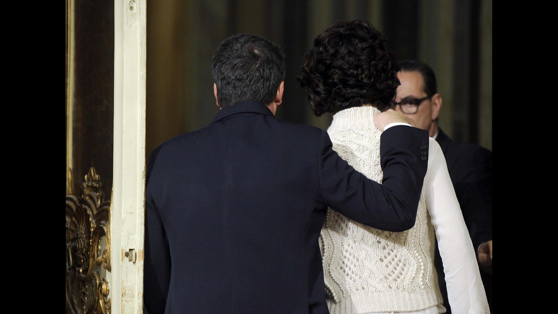 FOTO Renzi ringrazia la moglie Agnese e si dimette