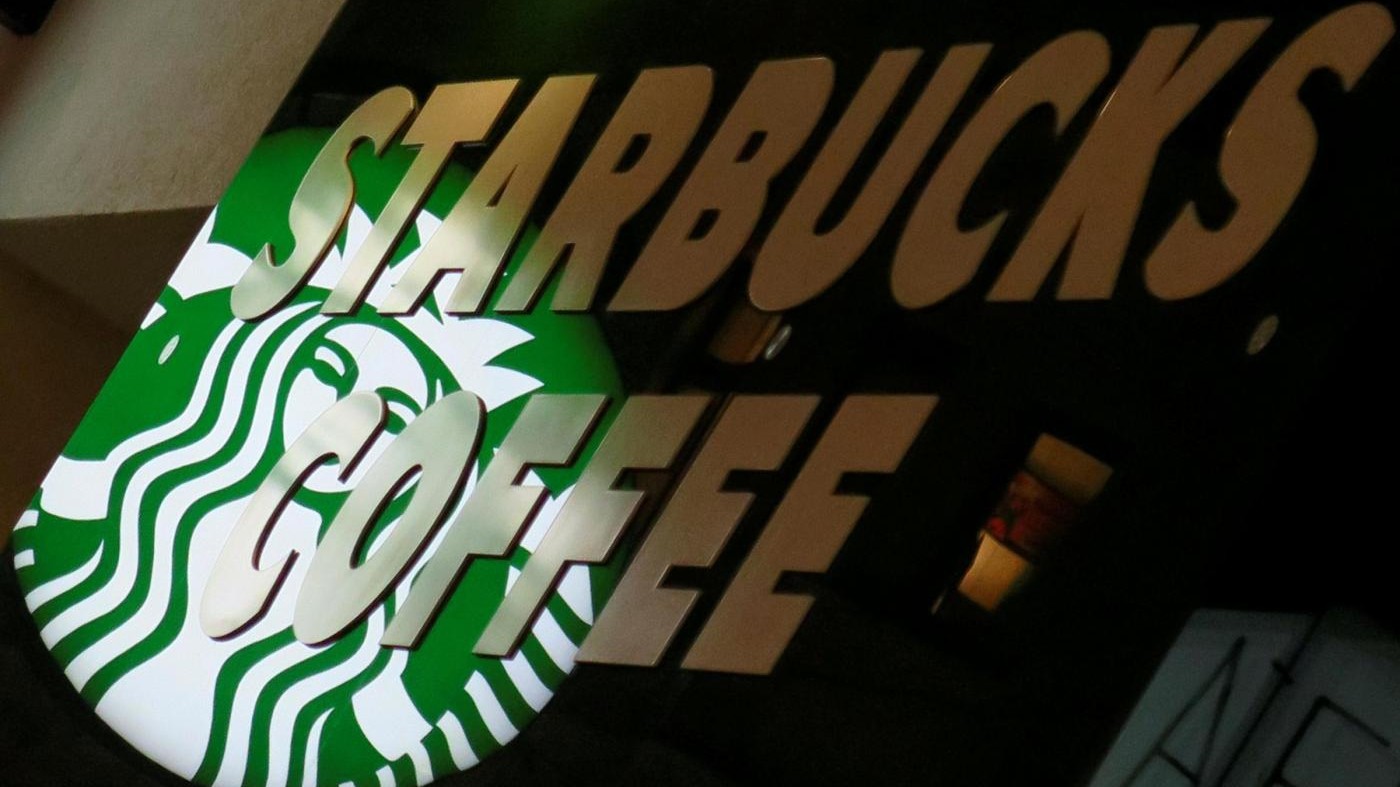 Starbucks contro l’ordine di Trump: assumerà 10mila rifugiati