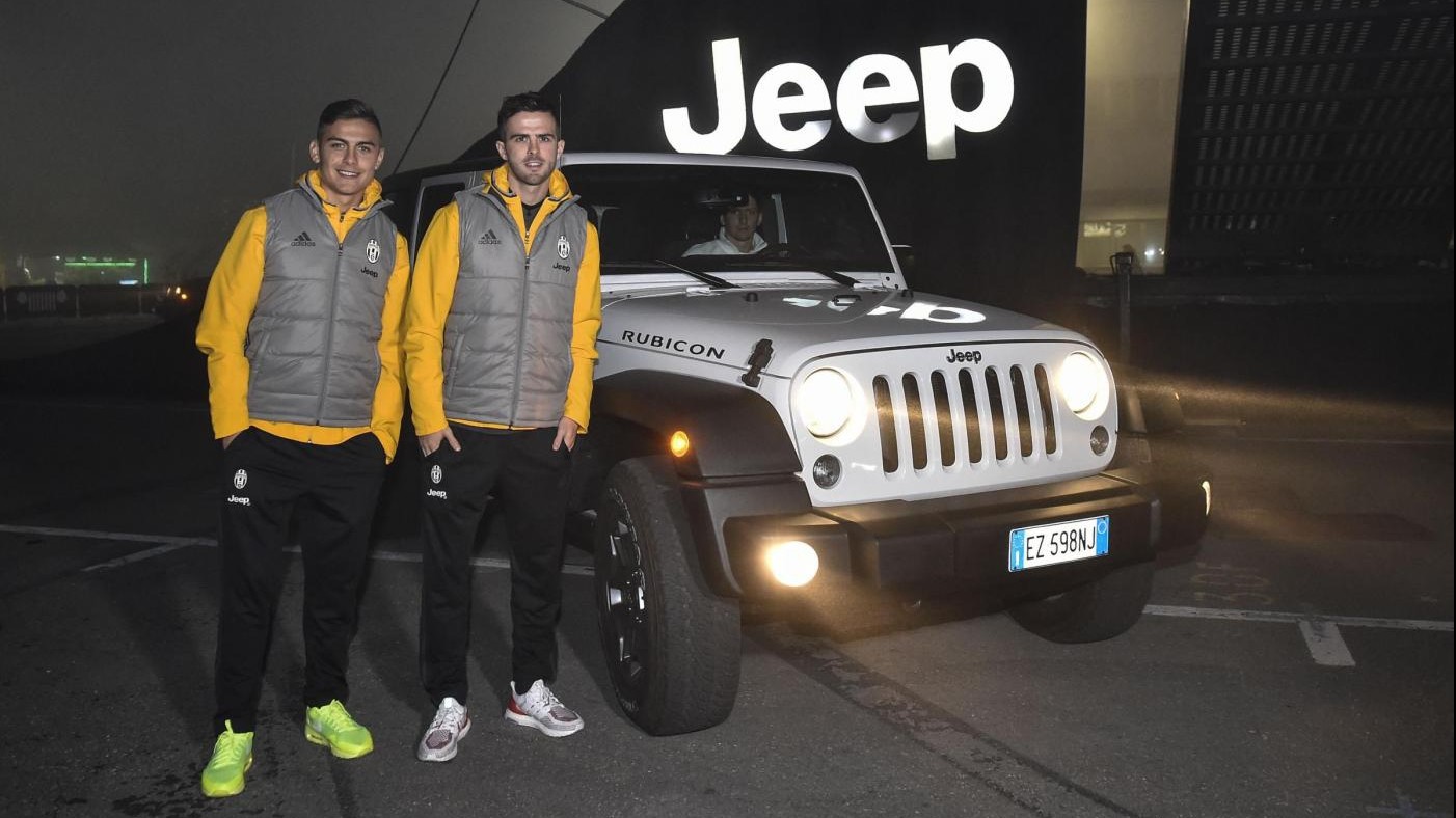 Sorpresa al Motor Show di Bologna: Pjanic e Dybala allo stand Jeep