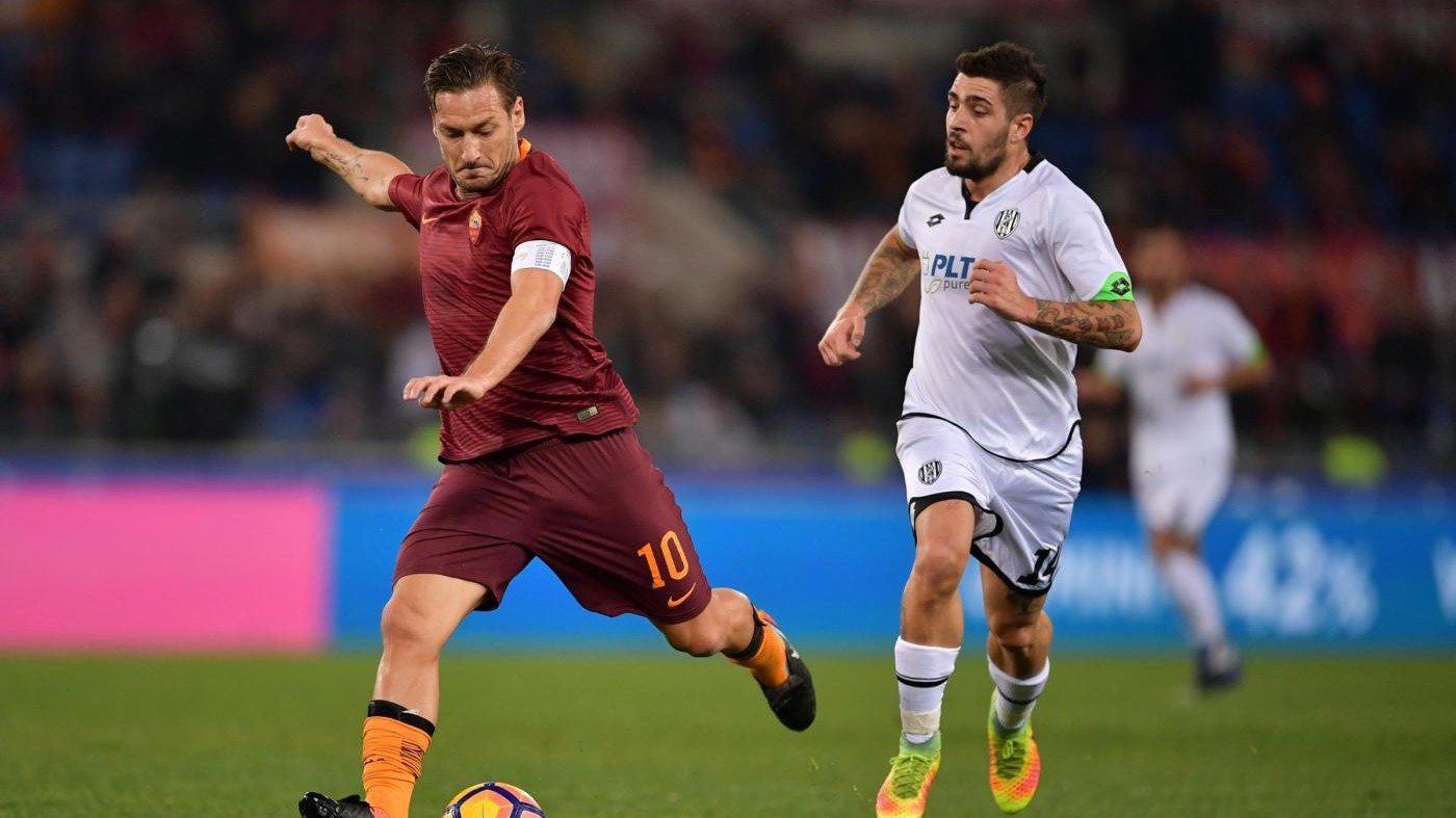 Coppa Italia, Totti doma Cesena: in semifinale derby Roma-Lazio