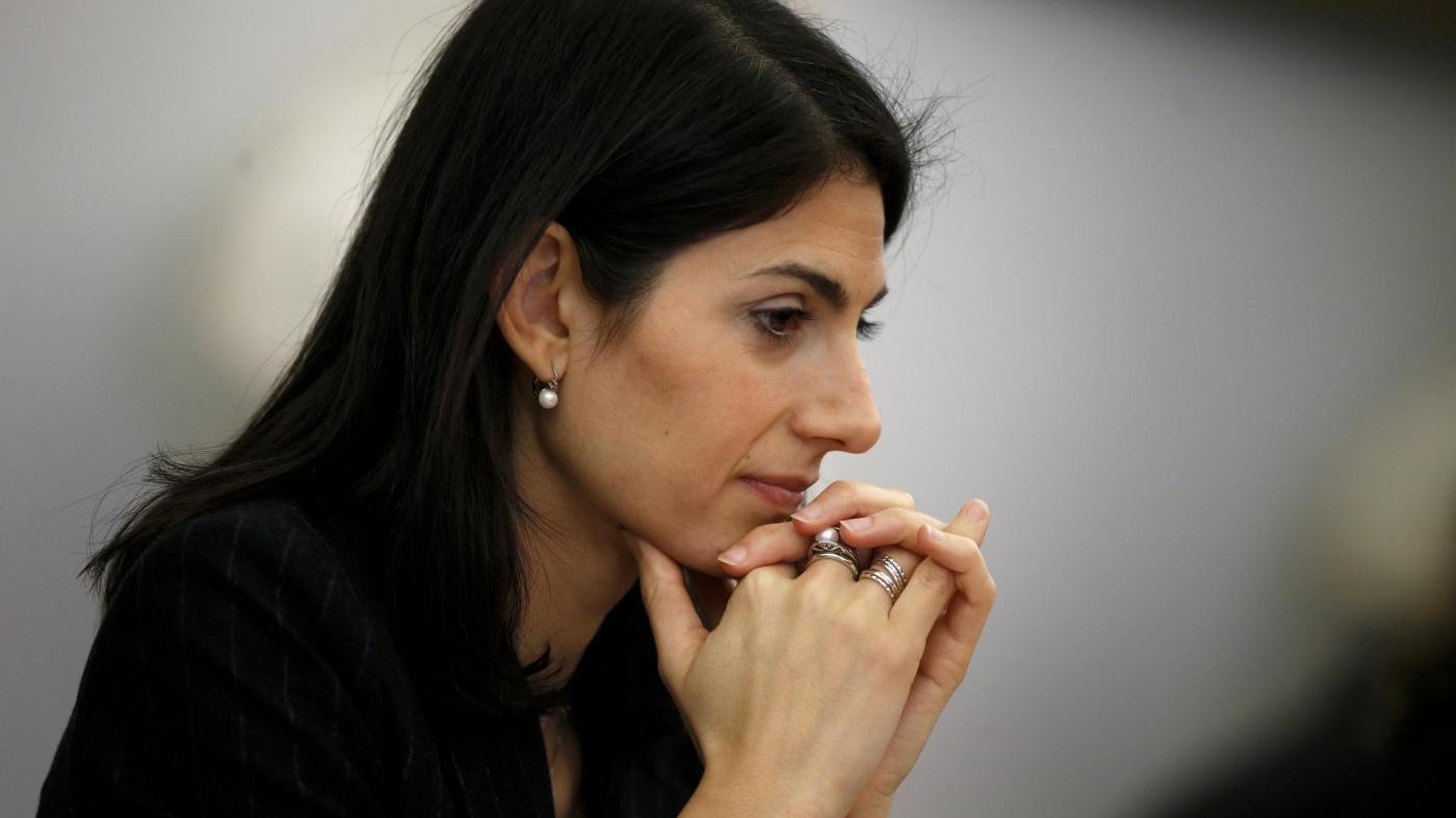 Raggi verso interrogatorio: nella chat ‘segreta’ i dissidi del M5S