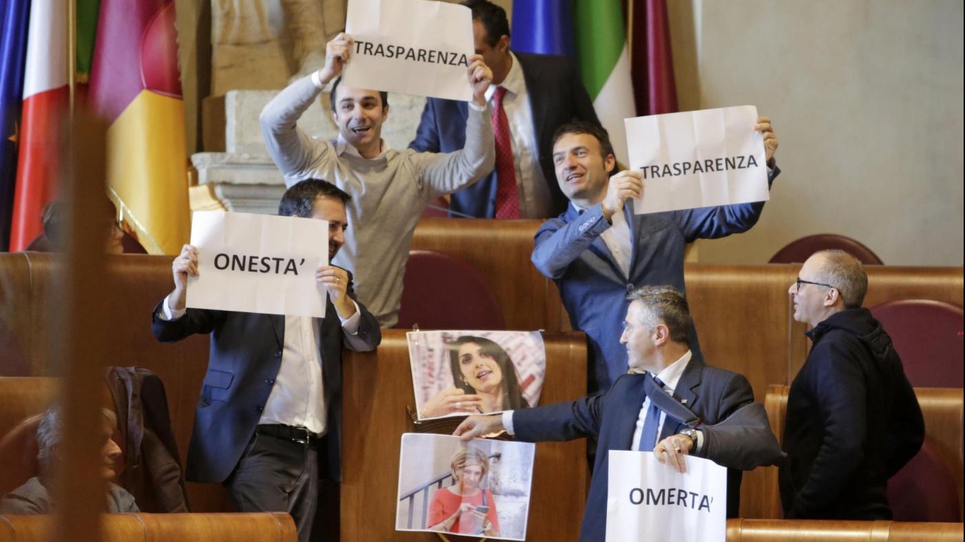 Bufera in Campidoglio: slogan e cartelli contro Raggi