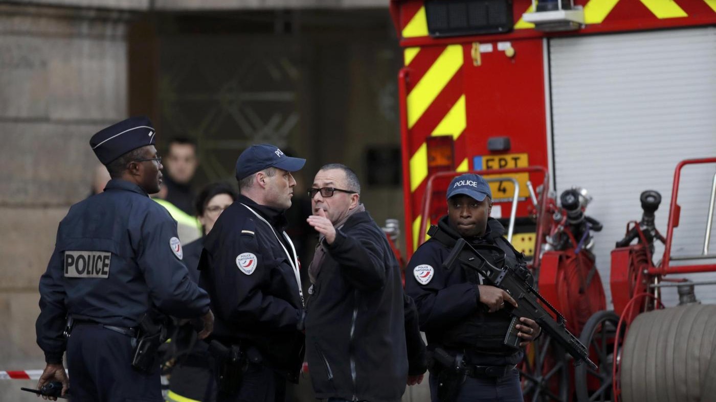 Aggredito militare al museo Louvre, Hollande: E’ terrorismo