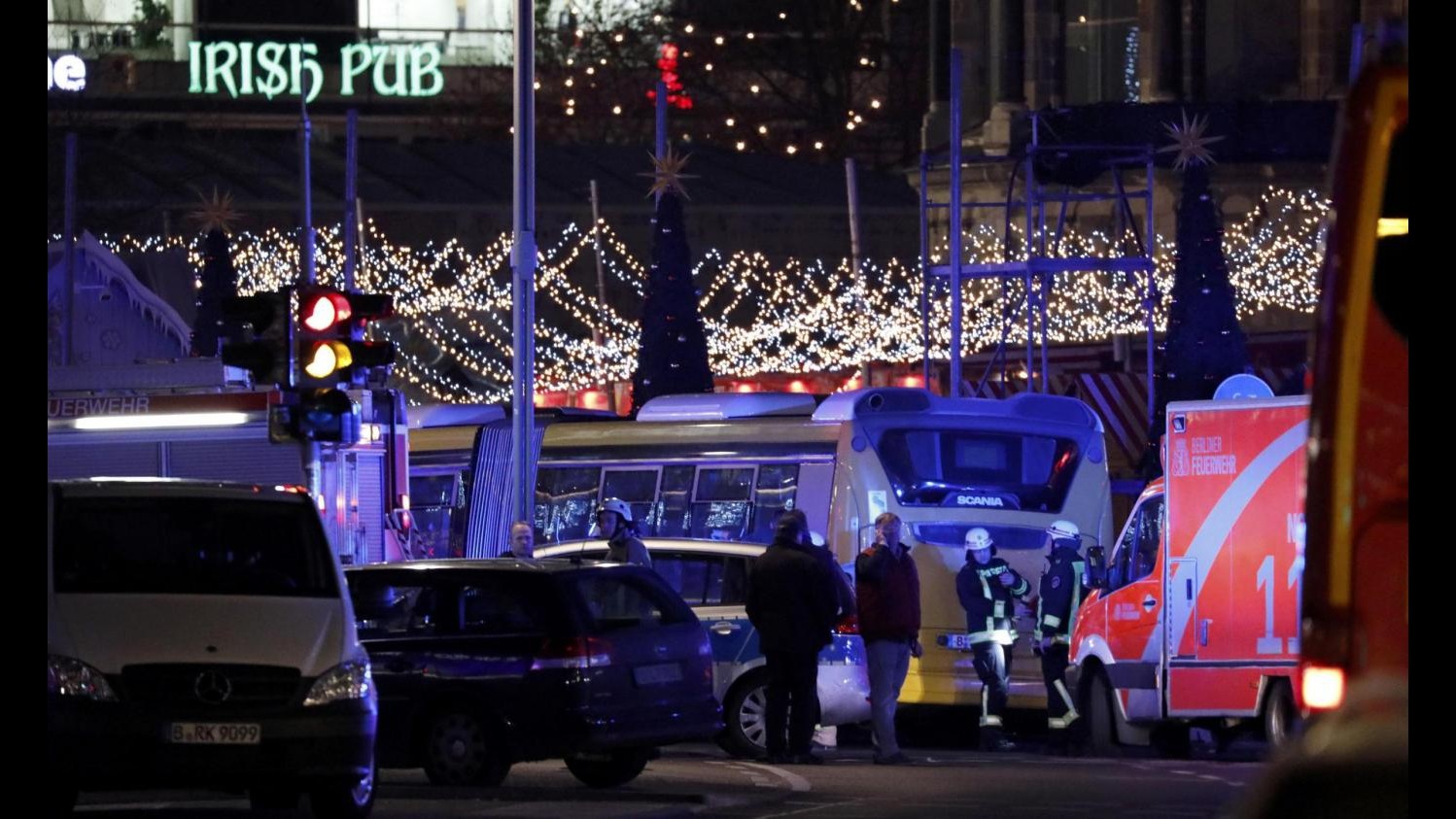 FOTO Paura a Berlino: camion piomba su mercatino di Natale